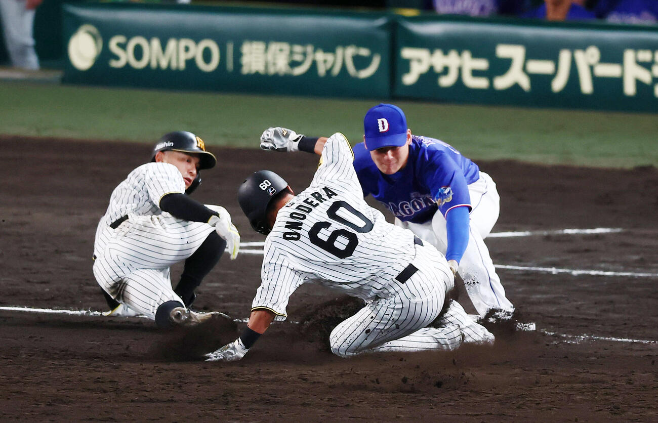 阪神対中日　7回裏阪神1死一、三塁、高寺望夢の一ゴロで三本間で挟殺された三走熊谷敬宥(左）に加え一走代走小野寺暖も三塁へ駆け込み石川昂弥(右）にタッチされ併殺となる（撮影・加藤哉）