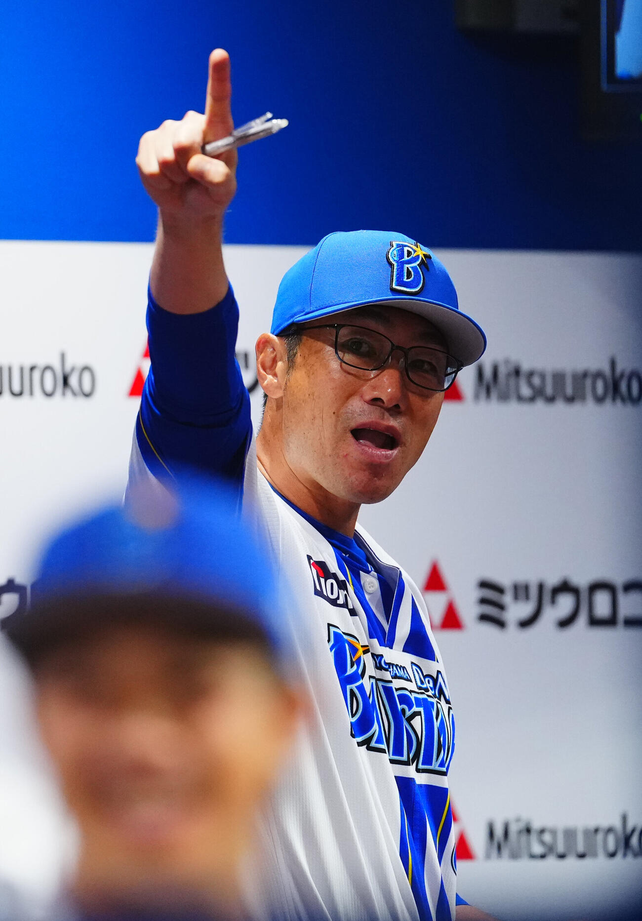 DeNA対広島　7回裏DeNA無死一塁、左前打を放ち代走と交代したヘラル・エンカーナシオンを指さし笑顔を見せる相川亮二監督（撮影・垰建太）