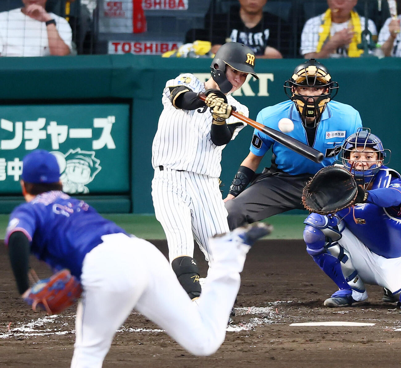 阪神対中日　4回裏阪神無死、中野拓夢は右越え二塁打を放つ。投手柳裕也（撮影・加藤哉）