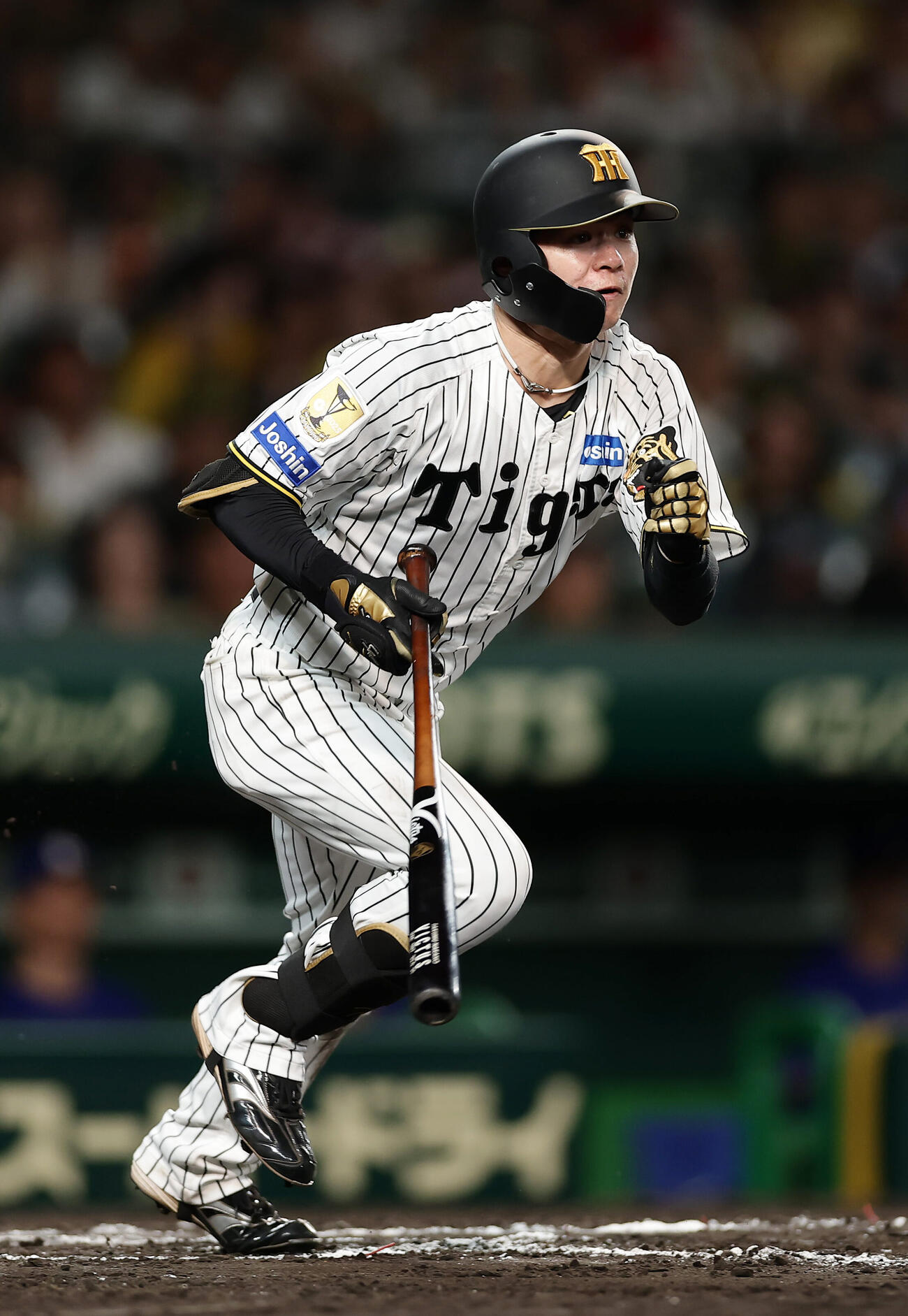 阪神対中日　8回裏阪神無死、一塁へ内野安打を放つ中野拓夢（撮影・前田充）
