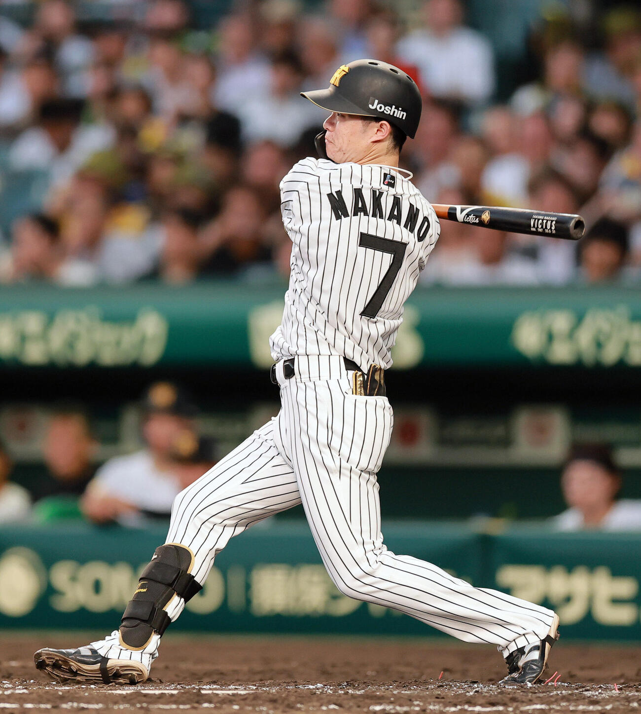 阪神対中日　4回裏阪神無死、中野拓夢は二塁打を放つ（撮影・上山淳一）