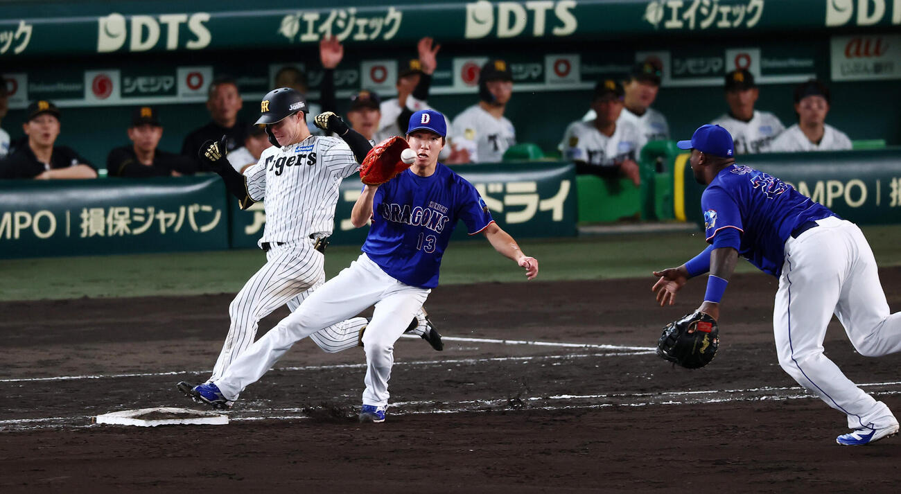 阪神対中日　8回裏阪神無死、中野拓夢は一塁へ内野安打を放つ。投手橋本侑樹（撮影・加藤哉）