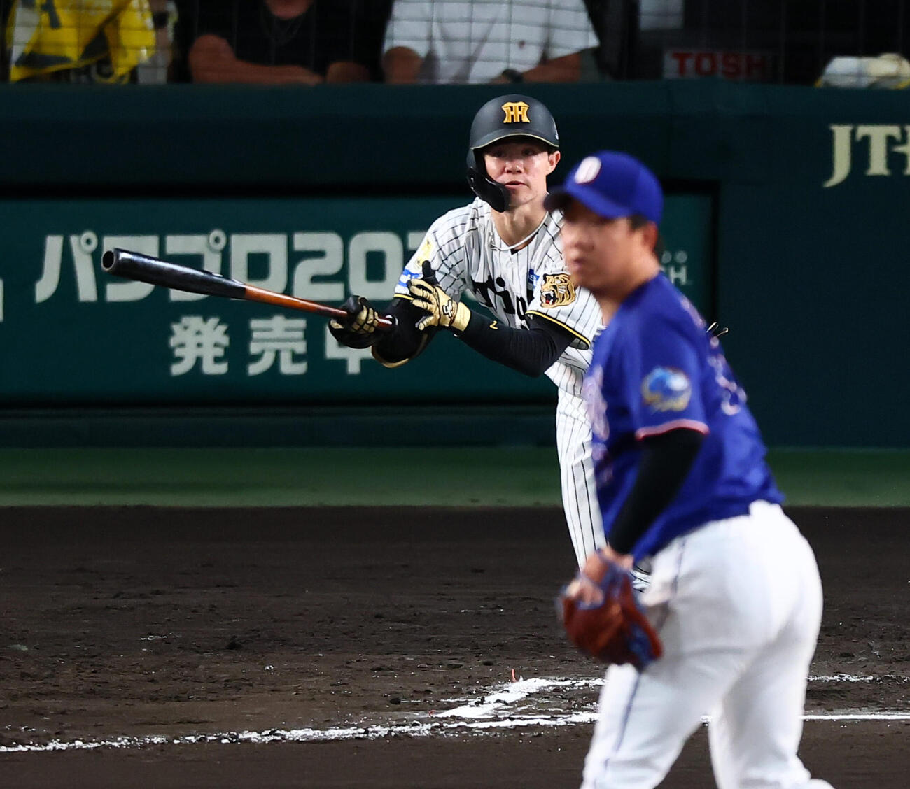 阪神対中日　6回裏阪神1死、中野拓夢は中前打を放つ。投手柳裕也（撮影・加藤哉）