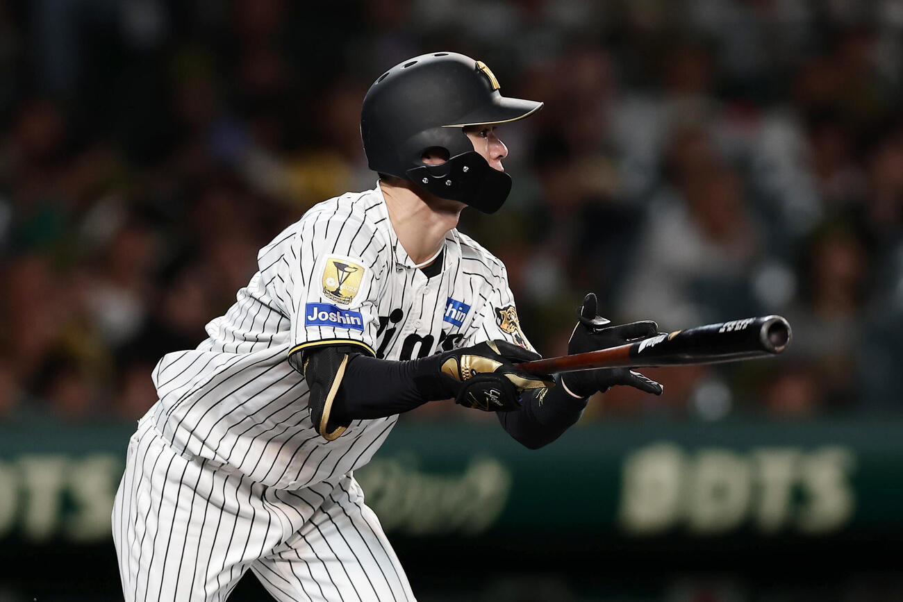 阪神対中日　6回裏阪神1死、中前打を放つ中野拓夢（撮影・前田充）