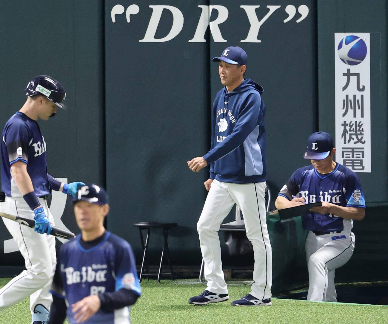 ソフトバンク対西武　審判に選手交代を告げにベンチを出る西武西口文也監督（撮影・梅根麻紀）