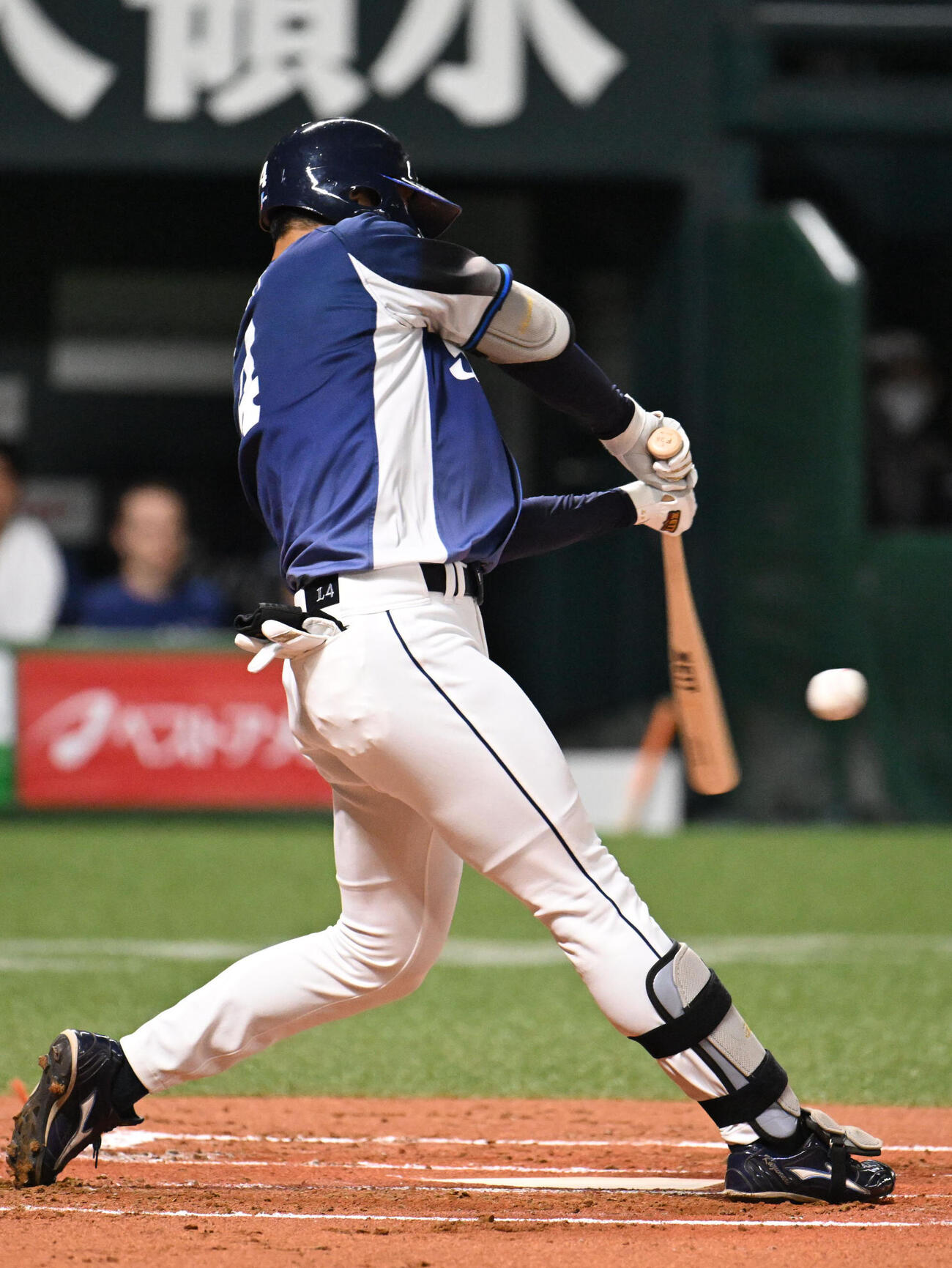 ソフトバンク対西武　2回表西武1死、石井一成は先制本塁打を放つ（撮影・林敢治）