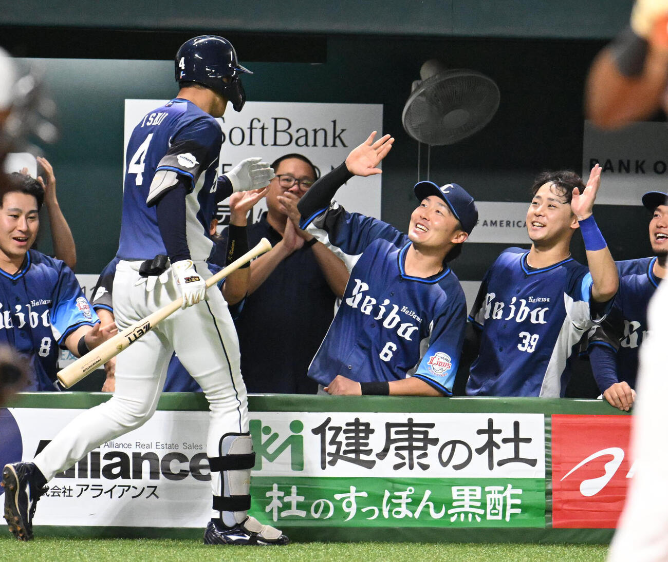 ソフトバンク対西武　2回表西武1死、石井一成（左）は先制本塁打を放ちナインとタッチを交わす（撮影・林敢治）