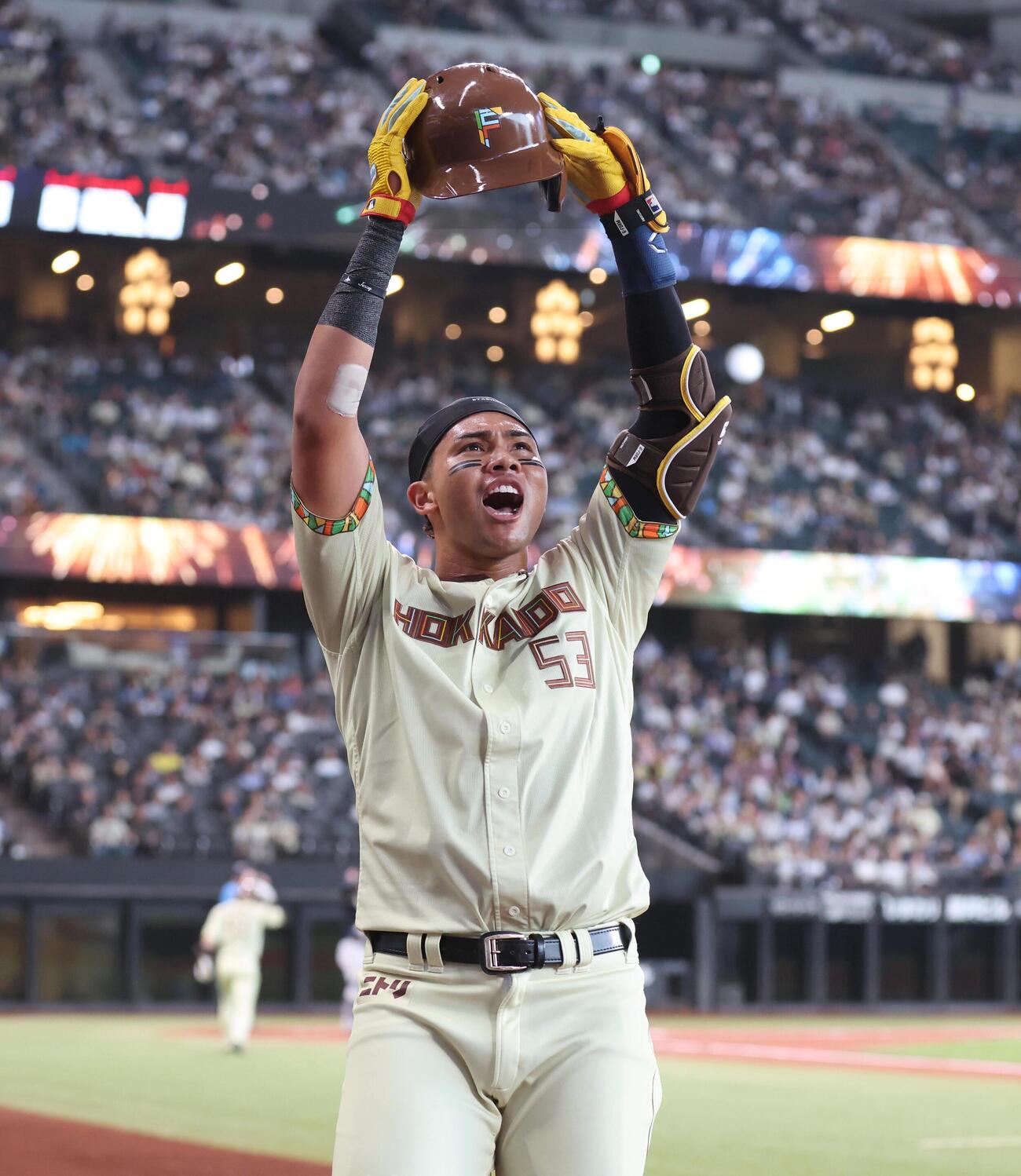 日本ハム対オリックス　1回裏、本塁打を放ち「パイナポー」ポーズの水谷瞬（撮影・黒川智章）