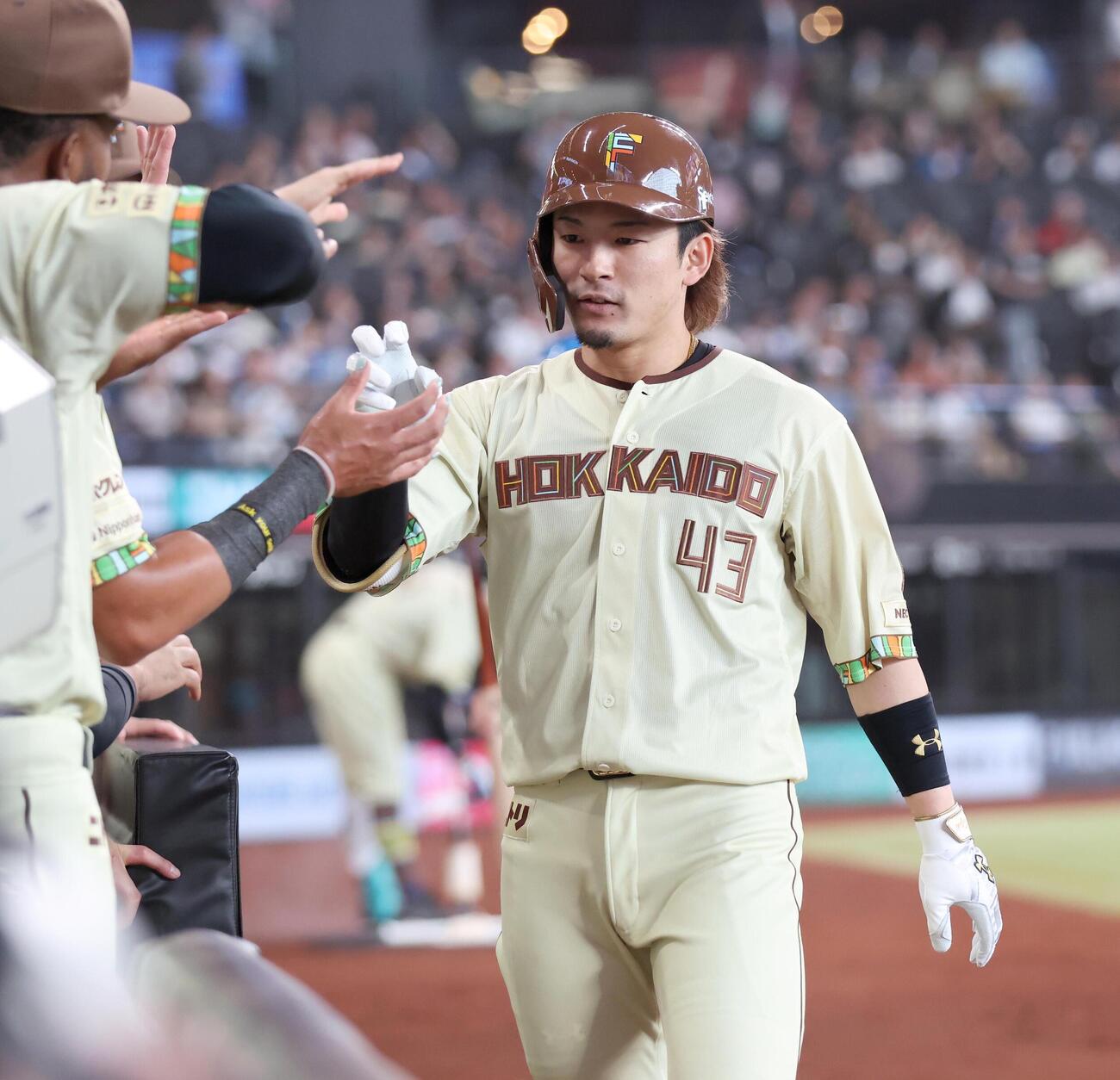 日本ハム対オリックス　1回裏、本塁打を放ちナインに出迎えられる水野達稀（撮影・黒川智章）