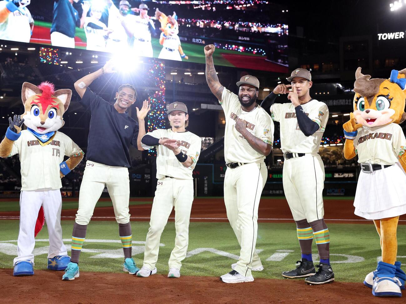 日本ハム対オリックス　本塁打後の決めポーズをとる、左から日本ハム水谷瞬、水野達稀、レイエス、万波中正（撮影・黒川智章）