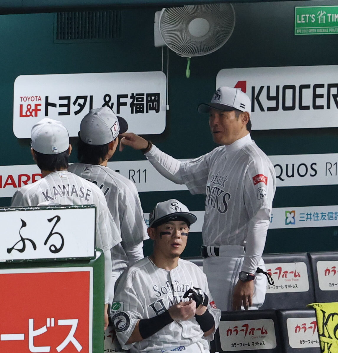 ソフトバンク対西武　7回を投げ終えた先発の大津亮介に笑顔で声をかけるソフトバンク小久保裕紀監督（撮影・梅根麻紀）