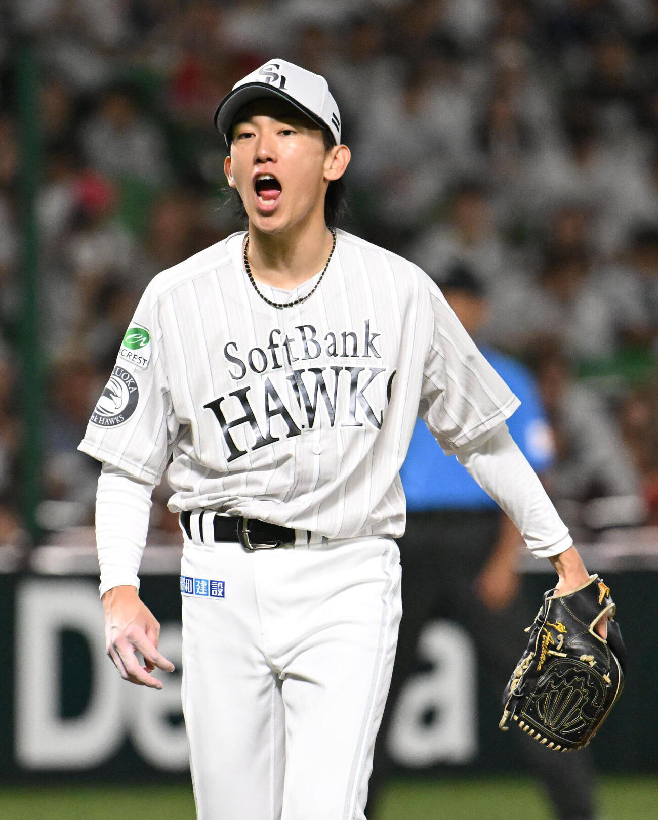 ソフトバンク対西武　5回表西武2死、打者小島大河を三振に仕留めベンチに戻る大津亮介（撮影・林敢治）