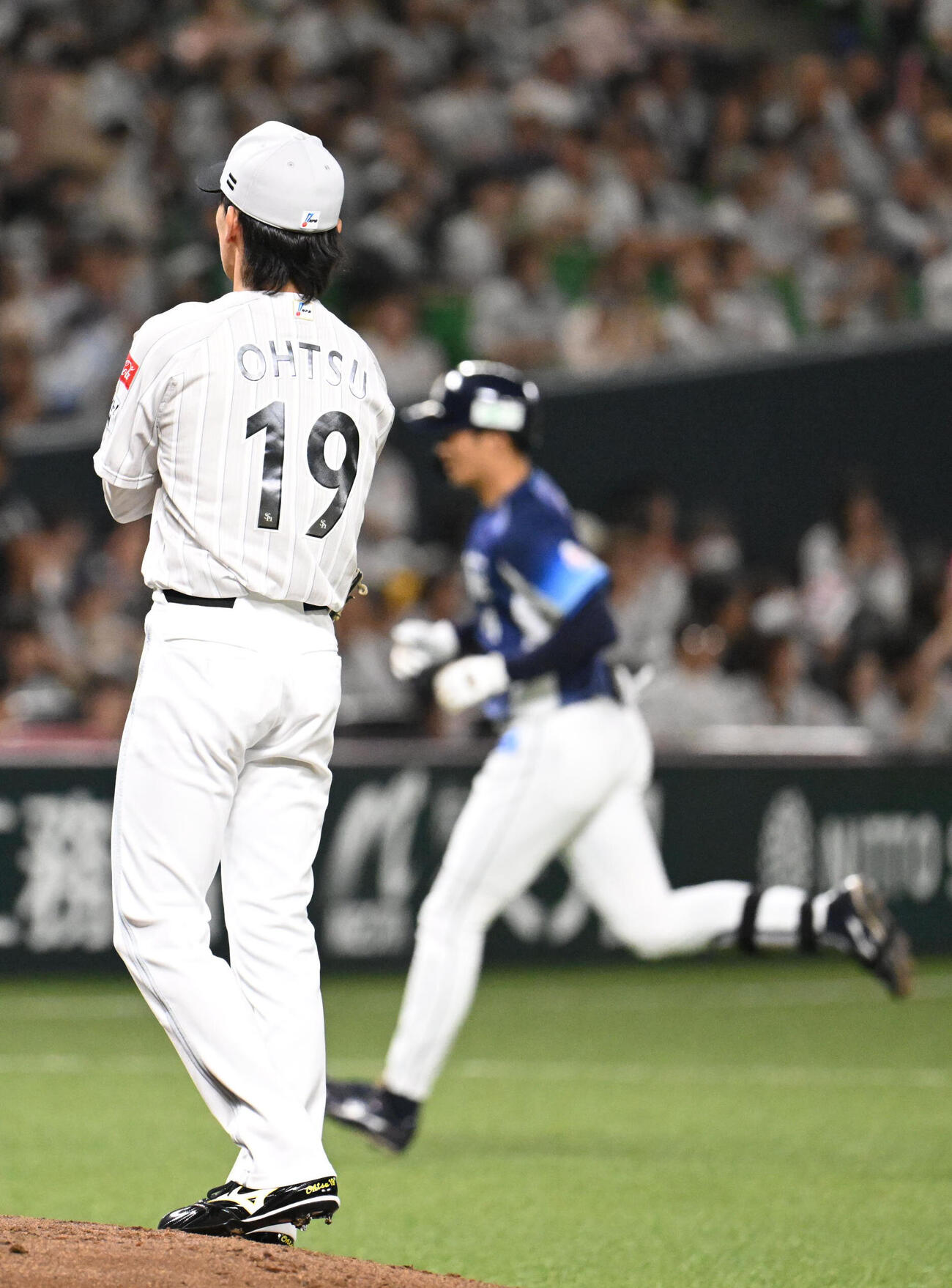 ソフトバンク対西武　2回表西武1死、大津亮介（左）は石井一成に先制本塁打を許す（撮影・林敢治）