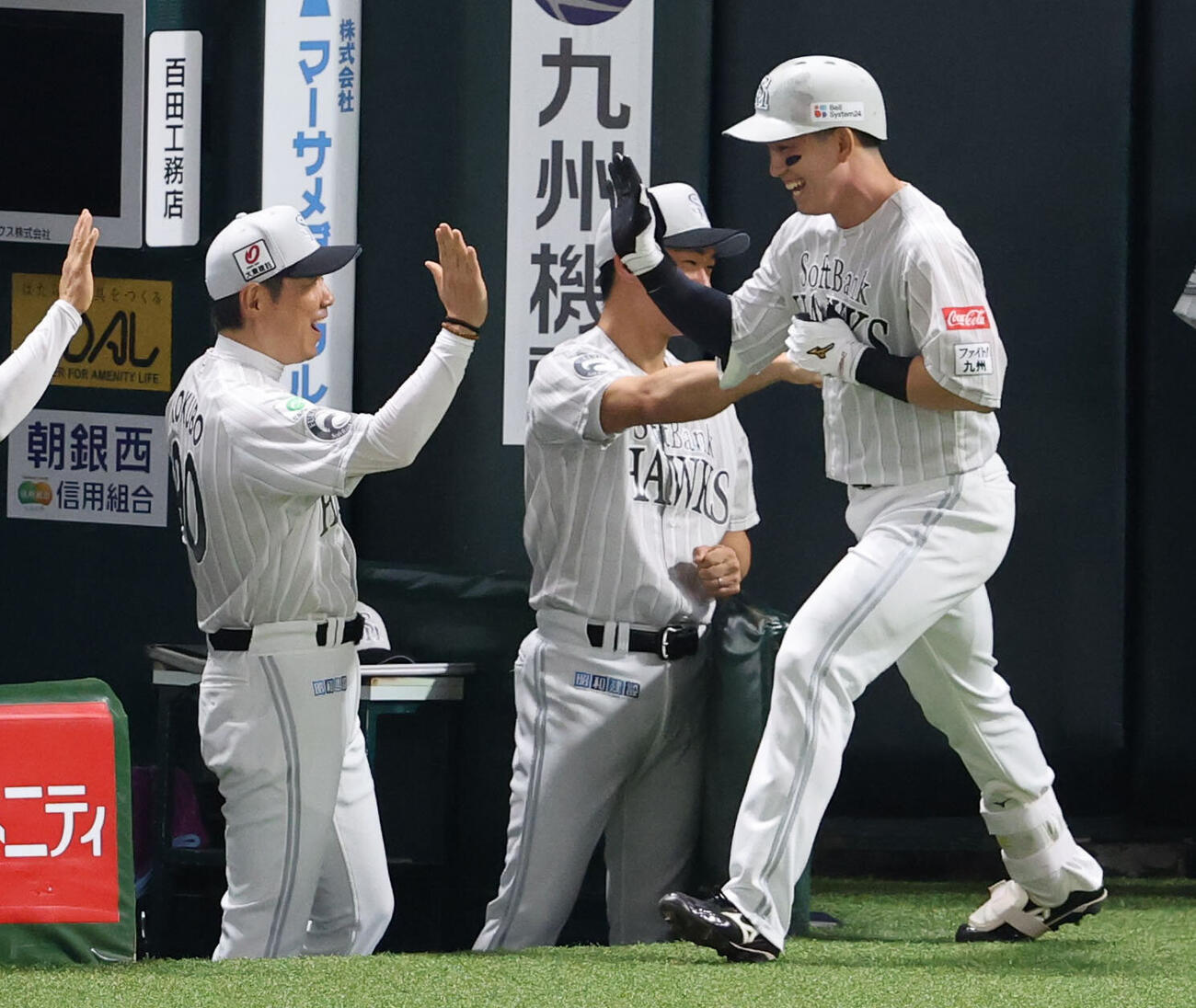 ソフトバンク対西武　6回裏ソフトバンク無死、栗原陵矢は右中間に本塁打を放ち小久保裕紀監督とハイタッチ（撮影・梅根麻紀）
