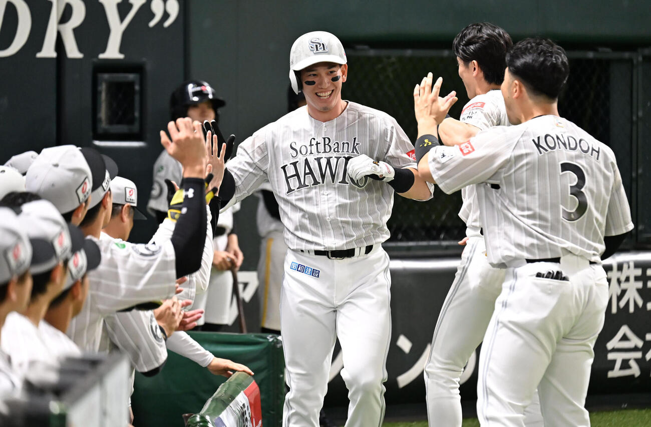 ソフトバンク対西武　6回裏ソフトバンク無死、栗原陵矢（中央）は本塁打を放ち祝福を受ける（撮影・林敢治）