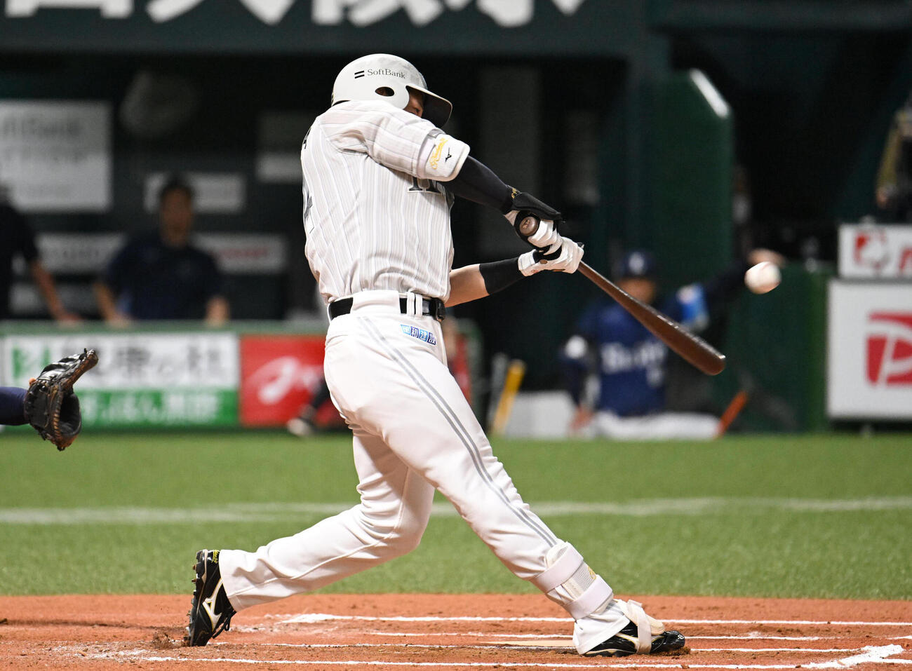 ソフトバンク対西武　6回裏ソフトバンク無死、栗原陵矢は右中間に本塁打を放つ（撮影・林敢治）