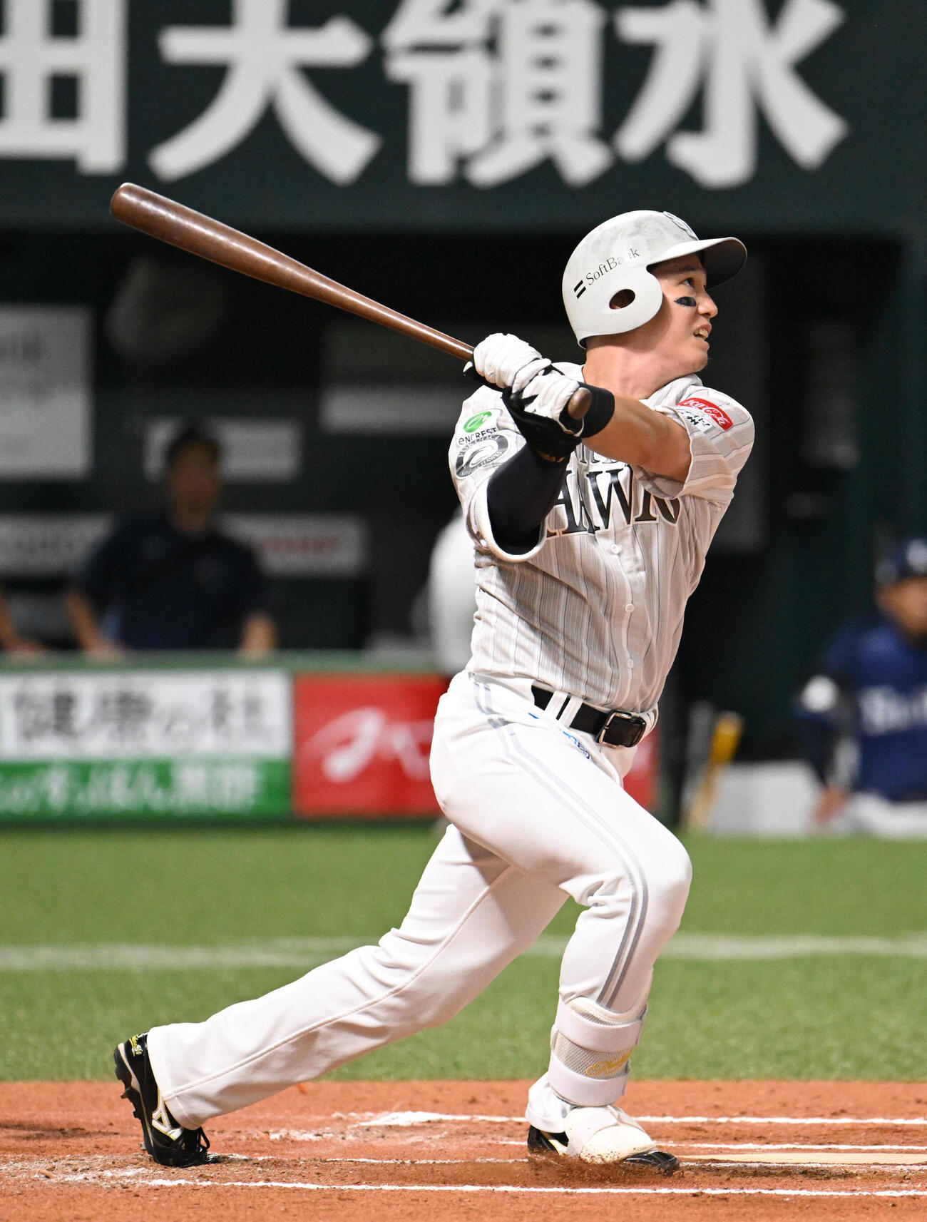 ソフトバンク対西武　6回裏ソフトバンク無死、栗原陵矢は右中間に本塁打を放つ（撮影・林敢治）