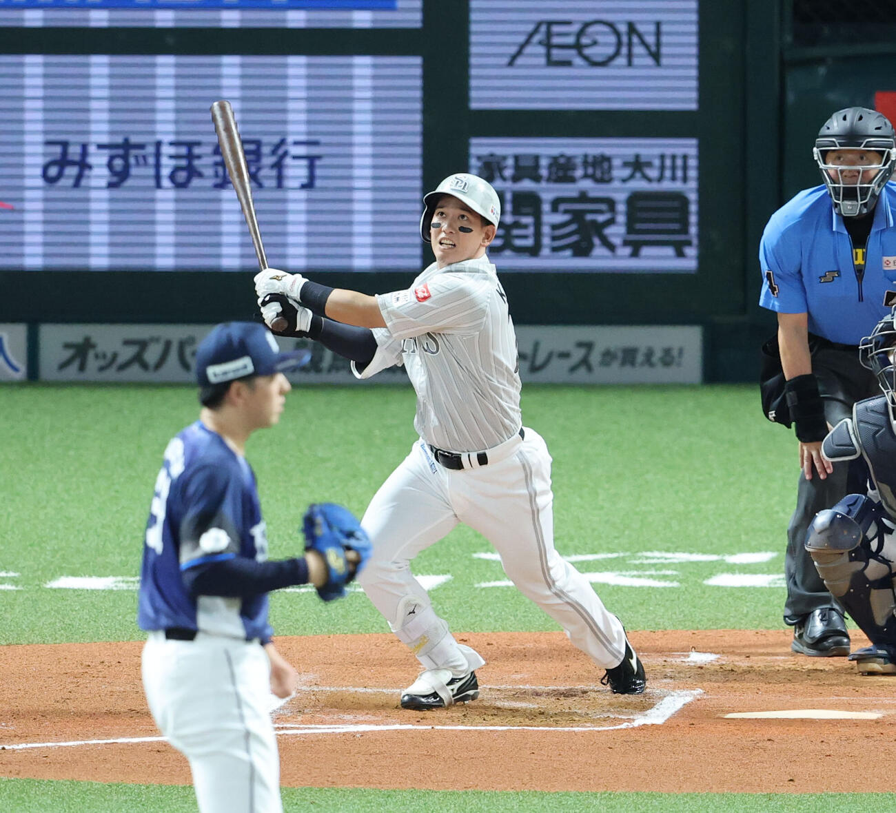 ソフトバンク対西武　6回裏ソフトバンク無死、栗原陵矢は右中間に本塁打を放つ（撮影・梅根麻紀）