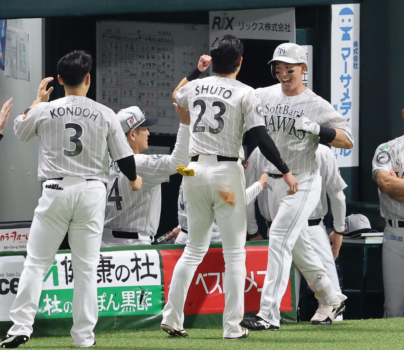 ソフトバンク対西武　6回裏ソフトバンク無死、栗原陵矢は右中間に本塁打を放ちベンチのナインとハイタッチ（撮影・梅根麻紀）