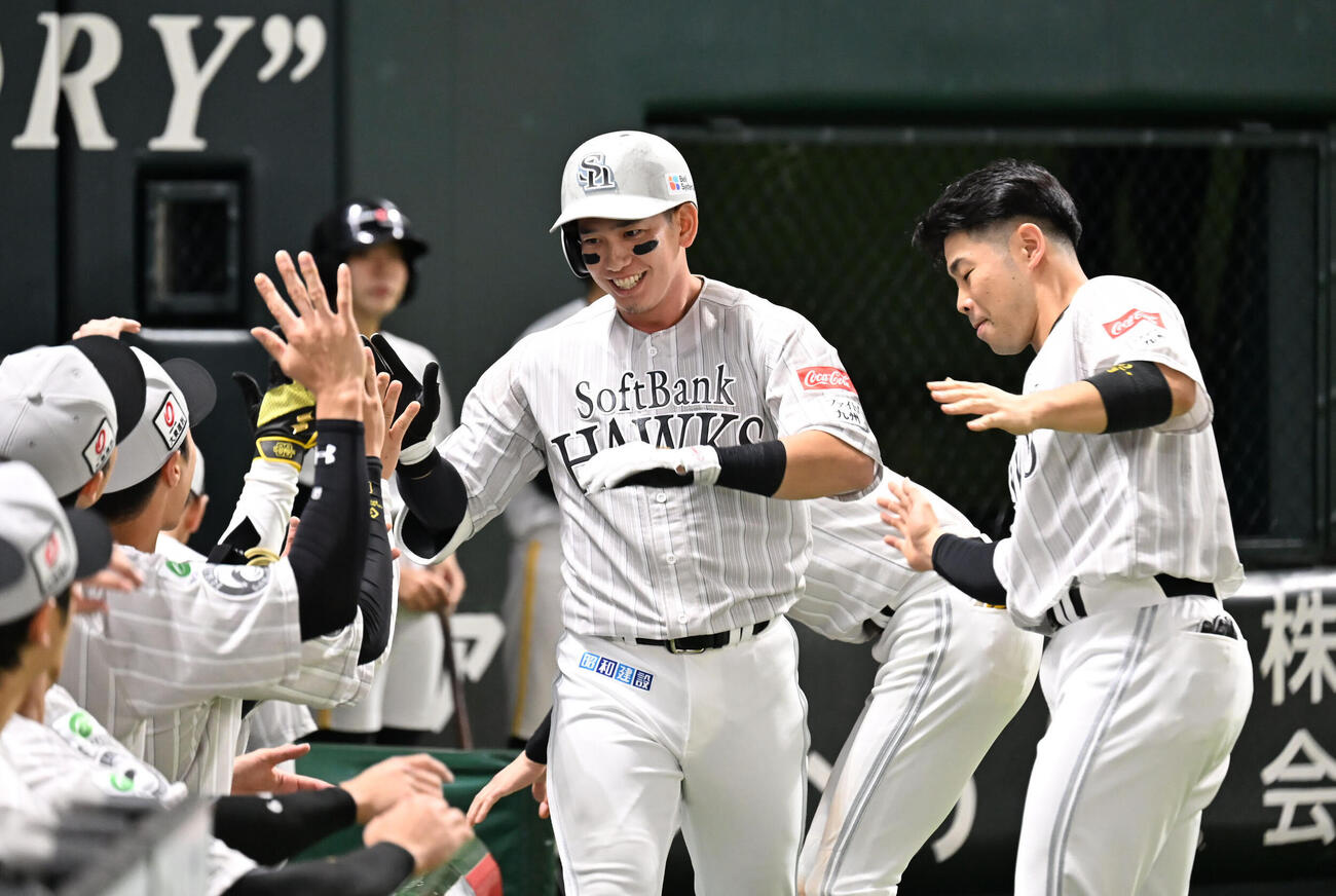 ソフトバンク対西武　6回裏ソフトバンク無死、栗原陵矢（中央）は本塁打を放ち祝福を受ける（撮影・林敢治）