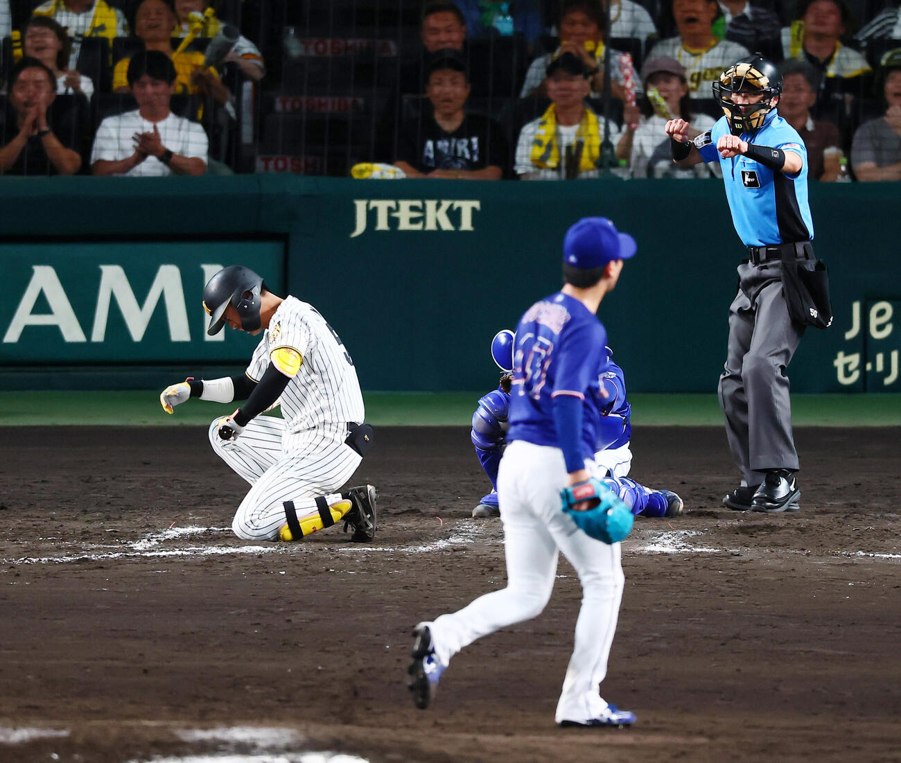 阪神対中日　9回裏阪神2死、代打百崎蒼生は三振に倒れる。投手吉田聖弥（撮影・加藤哉）