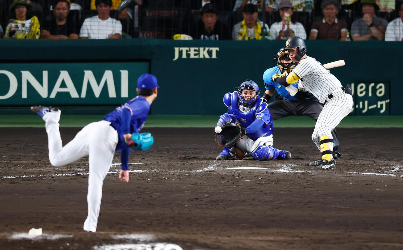 阪神対中日　9回裏阪神2死、代打百崎蒼生は三振に倒れる。投手吉田聖弥（撮影・加藤哉）