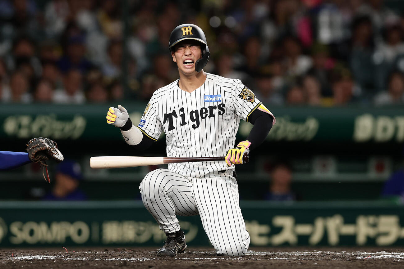 阪神対中日　9回裏阪神2死、見逃し三振に倒れる代打百崎蒼生（撮影・前田充）