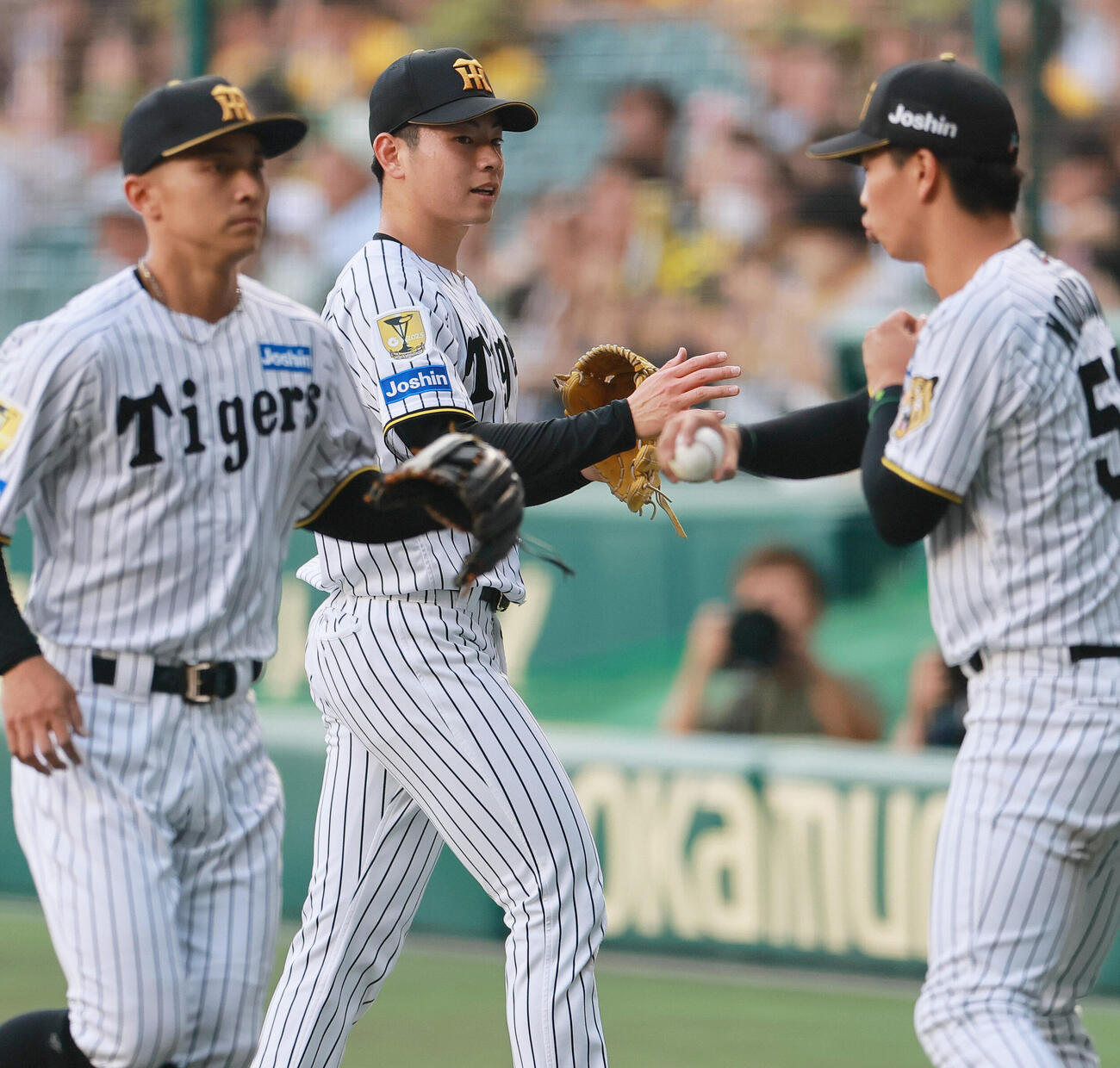 阪神対中日　プロ初登板の阪神下村海翔（中央）は初回を投げ終えベンチに引き揚げる（撮影・上山淳一）