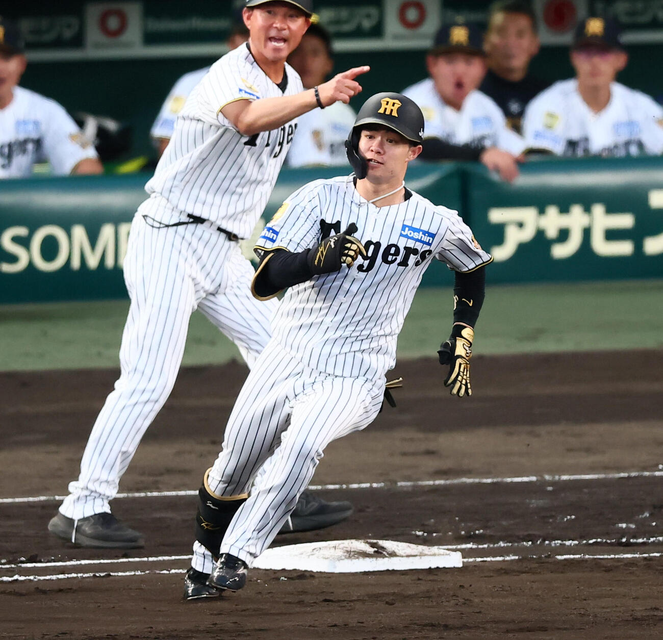 阪神対中日　4回裏阪神無死、中野拓夢は右越え二塁打を放つ（撮影・加藤哉）