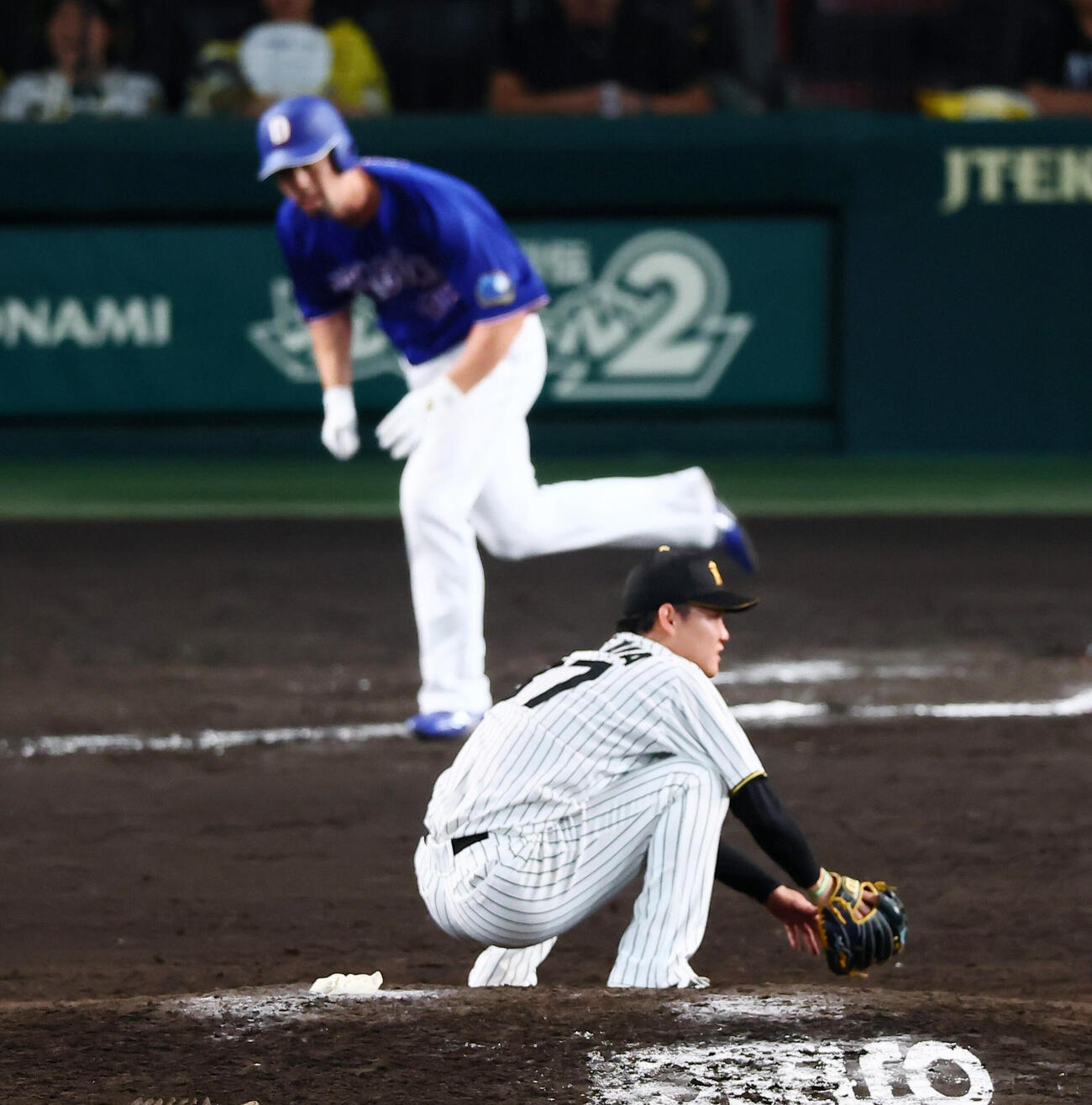 阪神対中日　11回表中日2死一、三塁、及川雅貴は代打阿部寿樹に勝ち越しの中前適時打を打たれ失点（撮影・加藤哉）