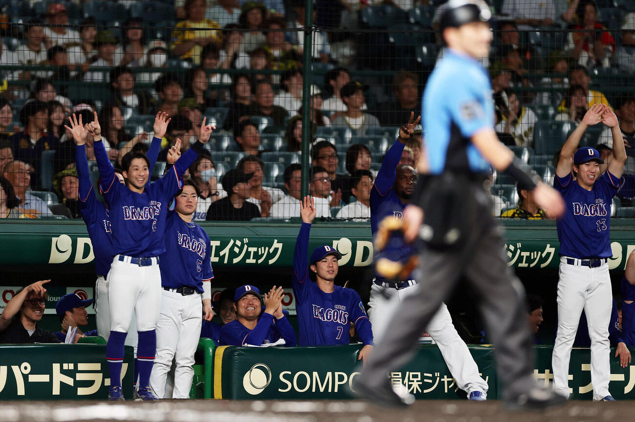 阪神対中日　11表中日2死一、三塁、代打阿部寿樹の適時打で勝ち越し、喜ぶ中日の選手たち（撮影・前田充）