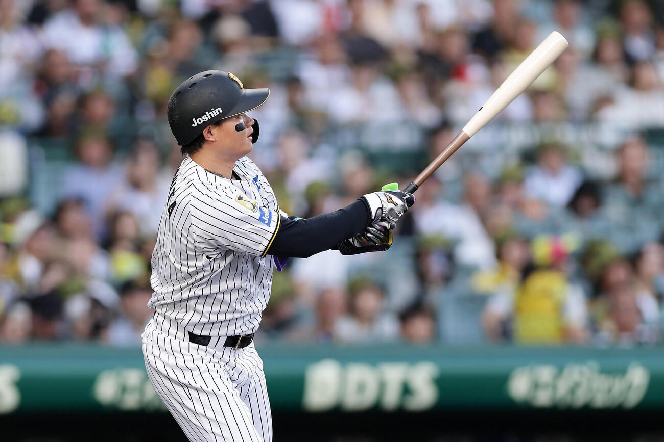 阪神対中日　1回裏阪神2死、先制本塁打を放つ森下翔太（撮影・前田充）