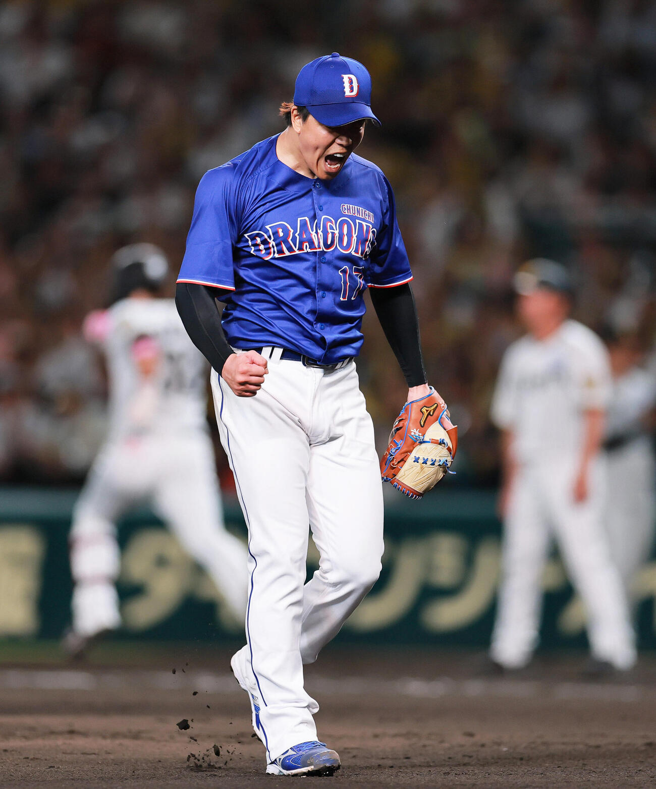 阪神対中日　6回裏阪神2死満塁、柳裕也は浜田太貴を三ゴロに打ち取り、雄たけびを上げる（撮影・上山淳一）