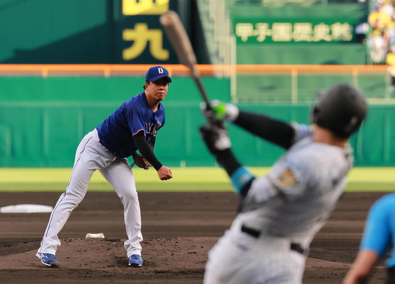 阪神対中日　1回裏阪神2死、柳裕也は森下翔太にソロ本塁打を浴びる（撮影・上山淳一）