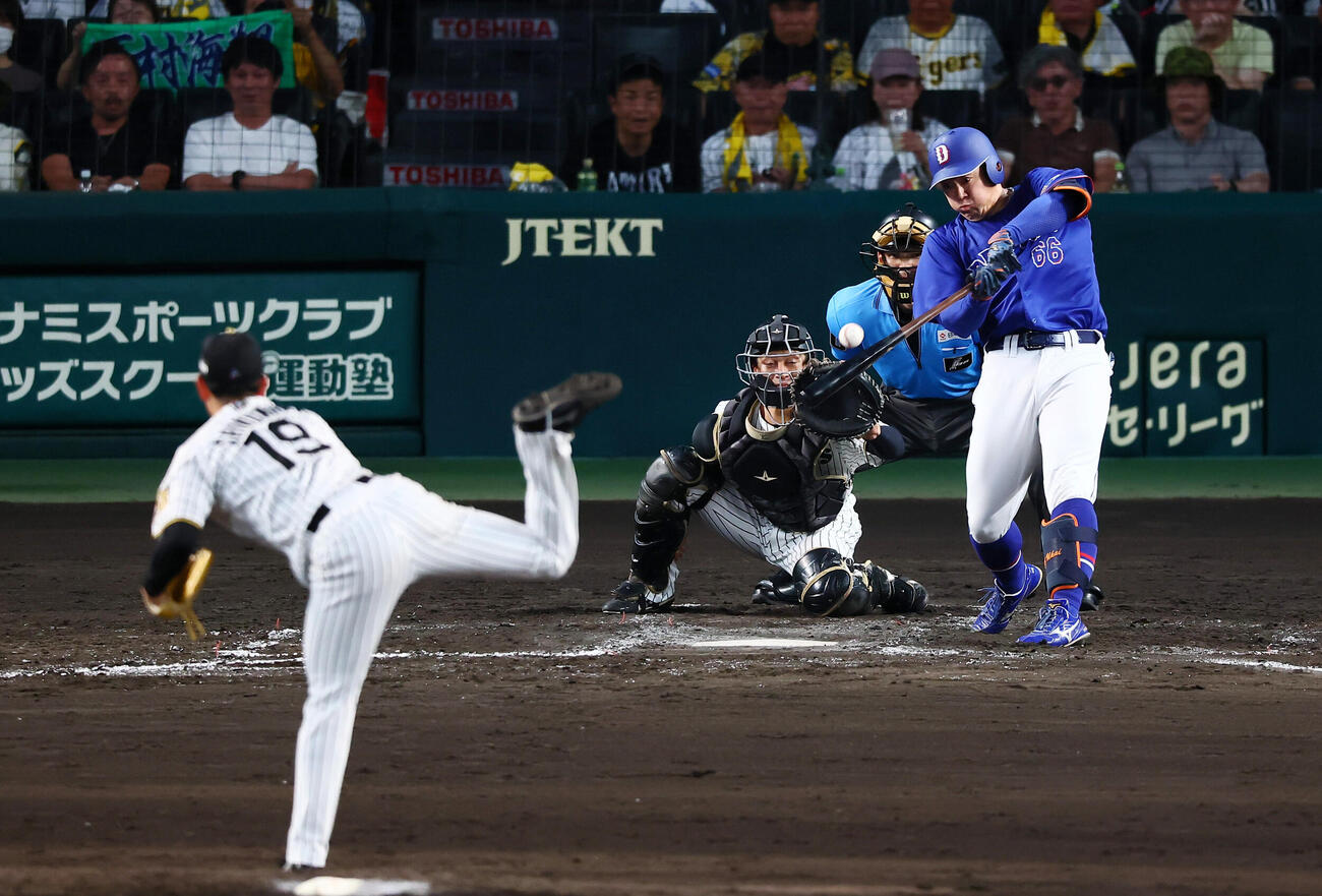阪神対中日　5回表中日無死一、三塁、鵜飼航丞は中前適時打を放つ。投手下村海翔（撮影・加藤哉）