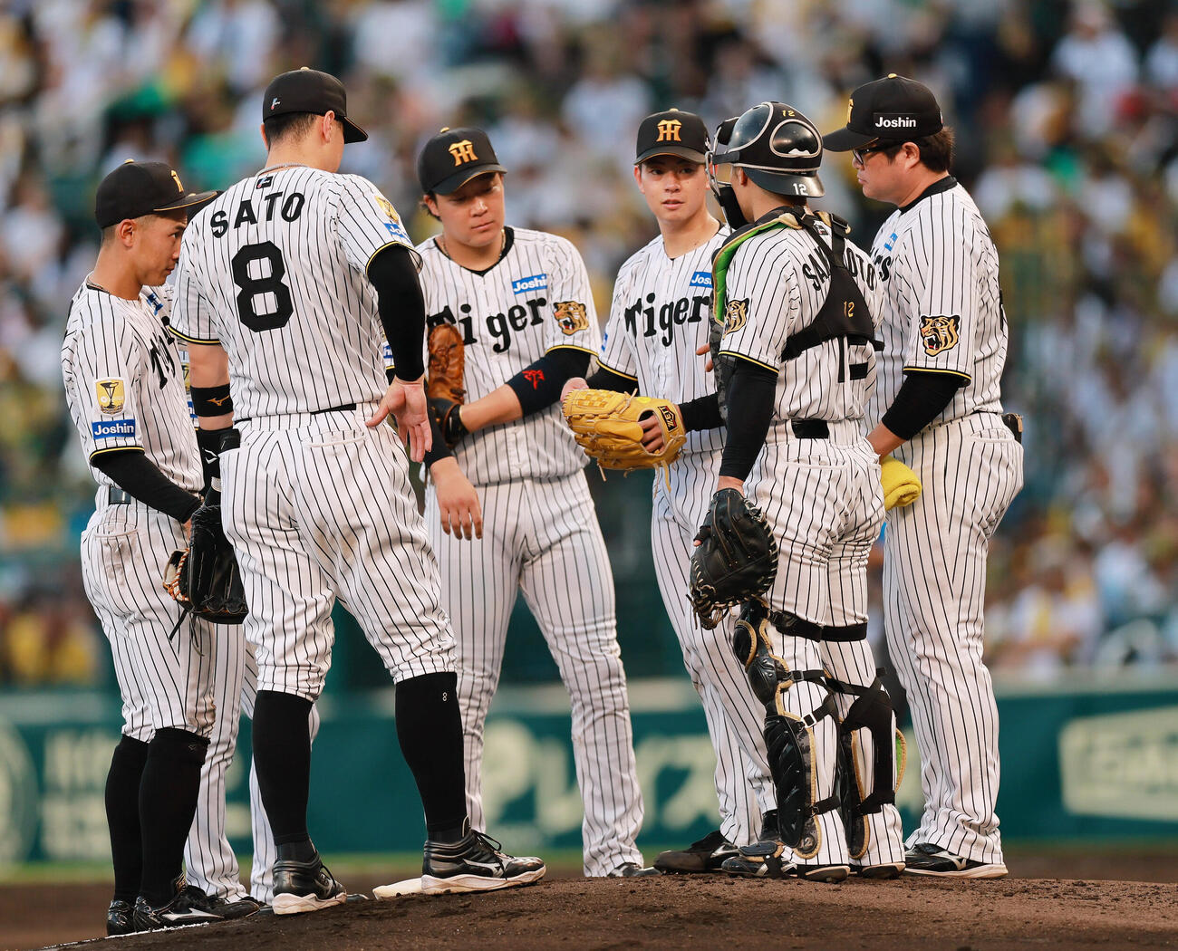 阪神対中日　3回表、阪神先発の下村海翔（右から3人目）の元に集まる阪神内野陣（撮影・上山淳一）