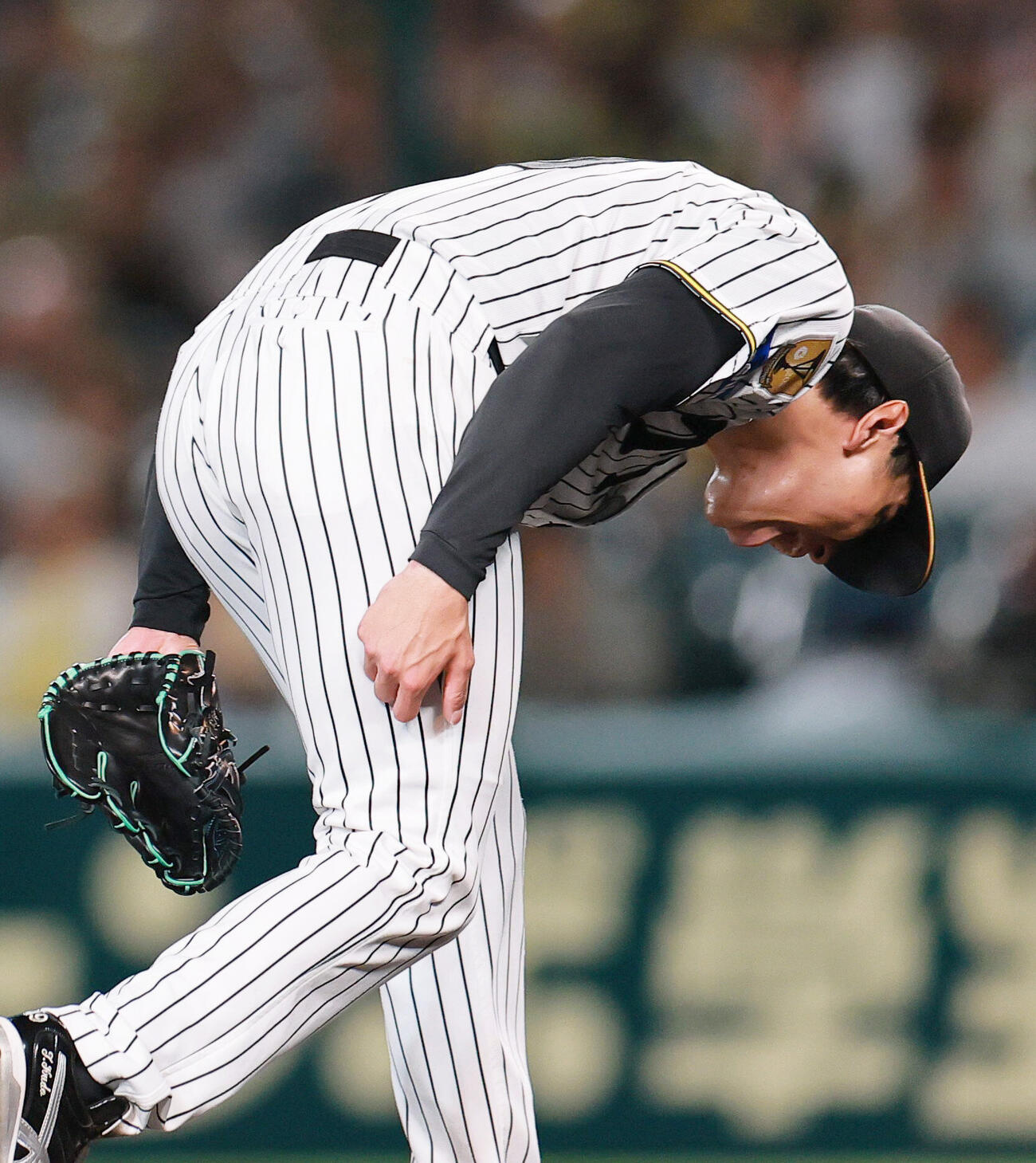 阪神対中日　10回表中日2死二塁、工藤泰成は石川昂弥を見逃し三振に仕留め雄たけびを上げる（撮影・上山淳一）