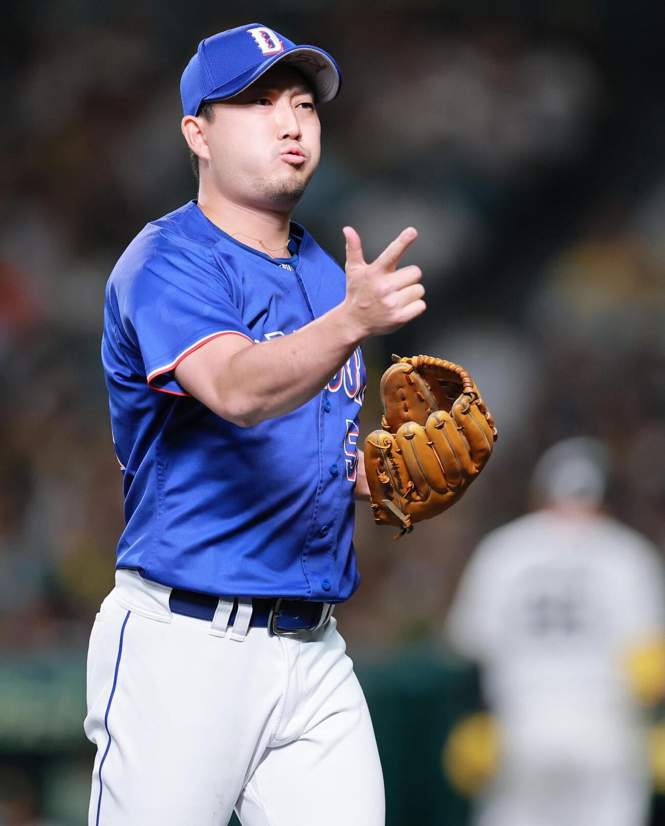 阪神対中日　10回裏阪神2死一、二塁、藤嶋健人は大山悠輔を右飛に仕留めポーズを決める（撮影・上山淳一）