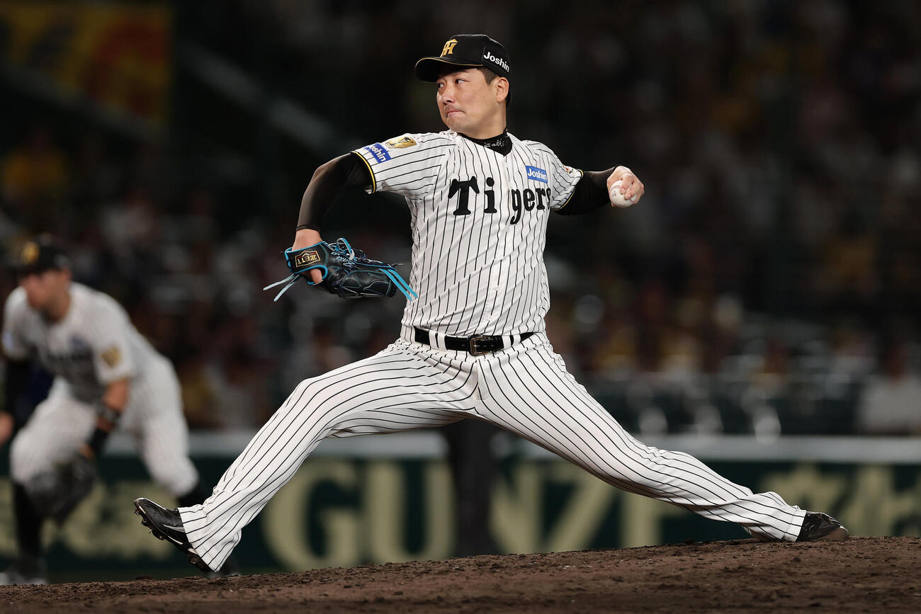 阪神対中日　阪神4番手の岩崎優（撮影・前田充）