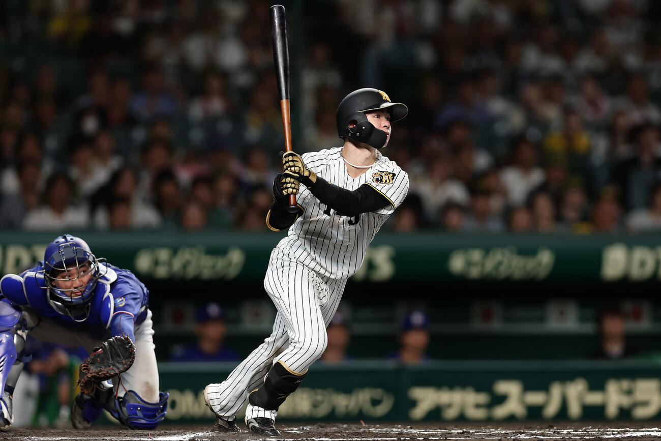 阪神対中日　10回裏阪神1死、右翼線へ二塁打を放つ中野拓夢（撮影・前田充）
