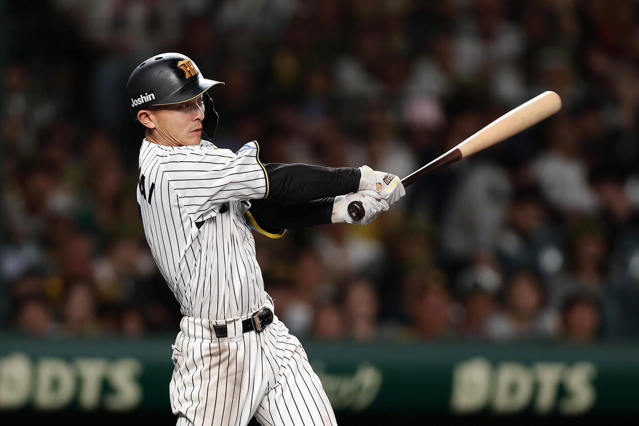 阪神対中日　7回裏阪神1死、右前打を放つ熊谷敬宥（撮影・前田充）