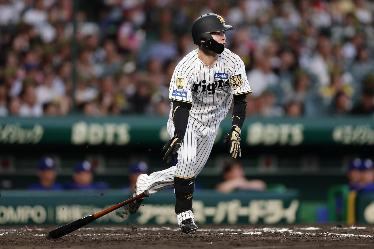 阪神対中日　4回裏阪神無死、右中間へ二塁打を放つ中野拓夢（撮影・前田充）