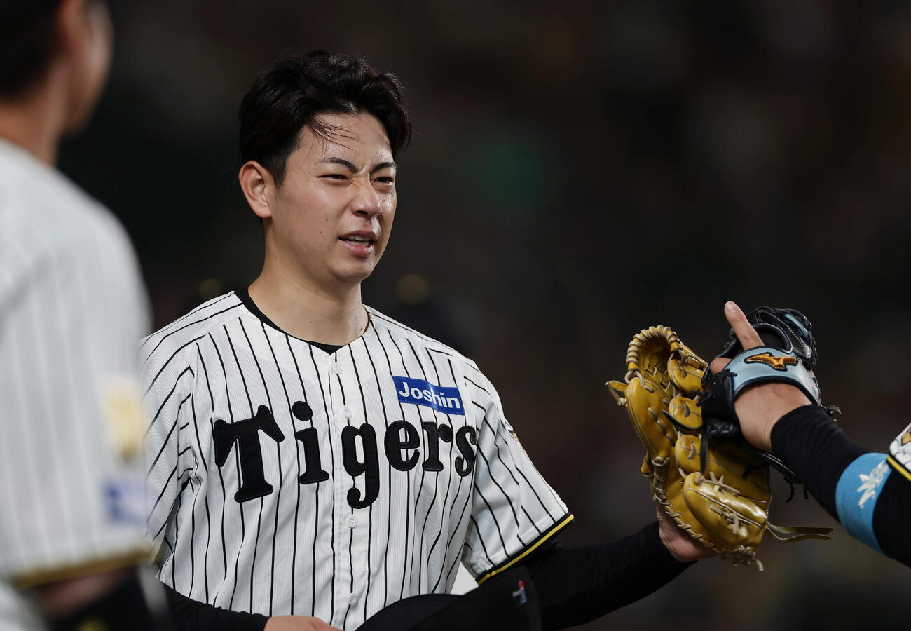 阪神対中日　5回表を投げ終え、同点を許した阪神下村海翔は悔しそうにナインを迎える（撮影・前田充）
