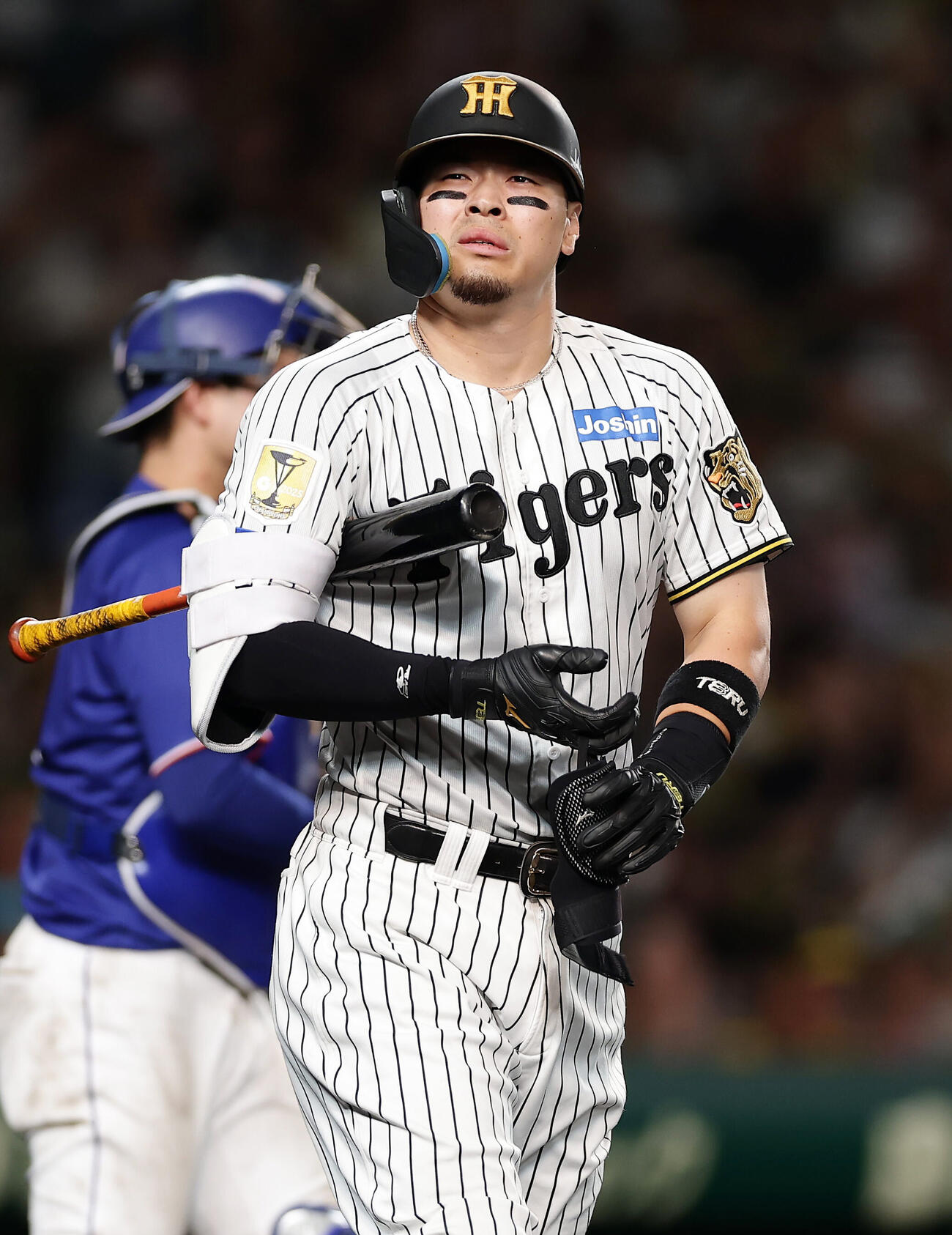 阪神対中日　6回裏阪神1死一、二塁、四球を選んだ佐藤輝明（撮影・前田充）