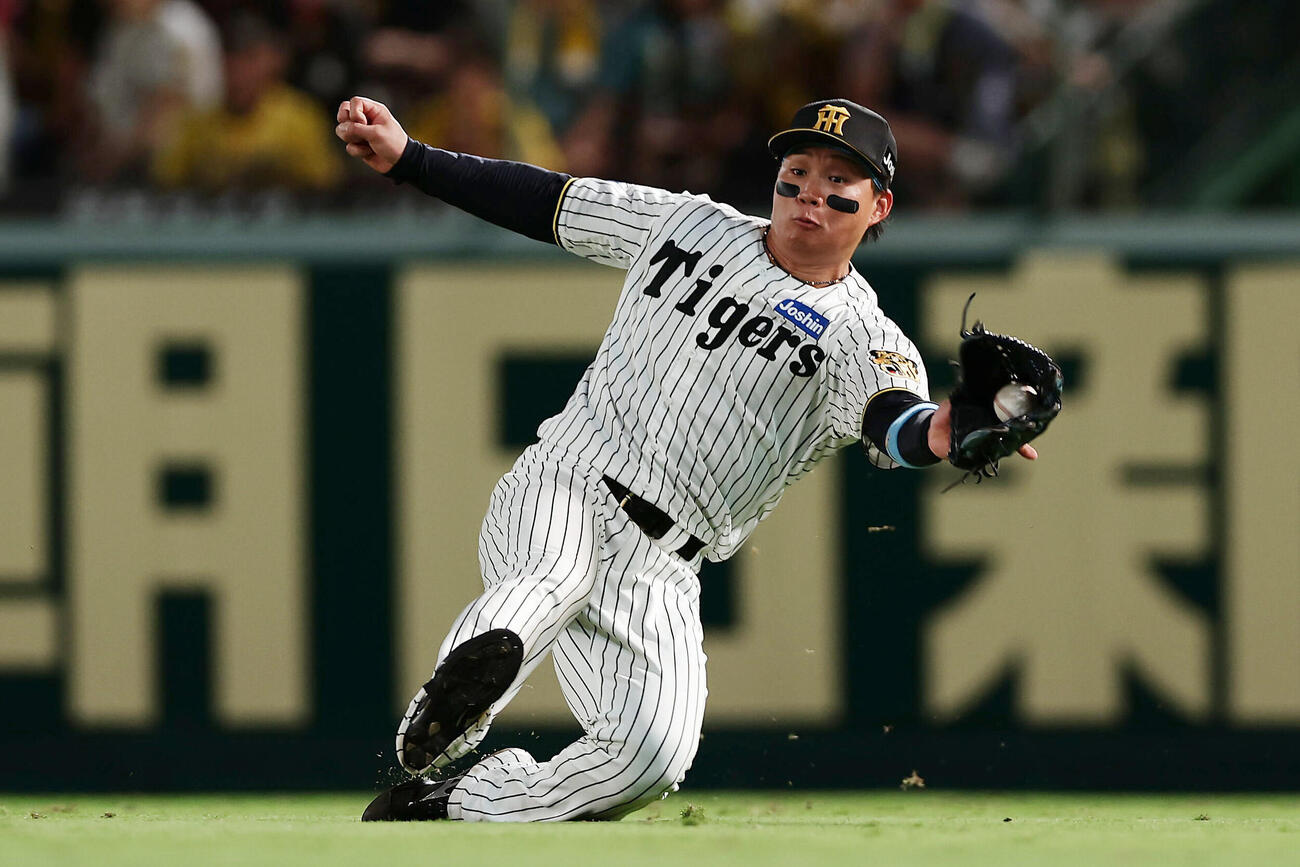 阪神対中日　7回表中日無死、柳裕也の飛球を好捕する右翼手森下翔太（撮影・前田充）