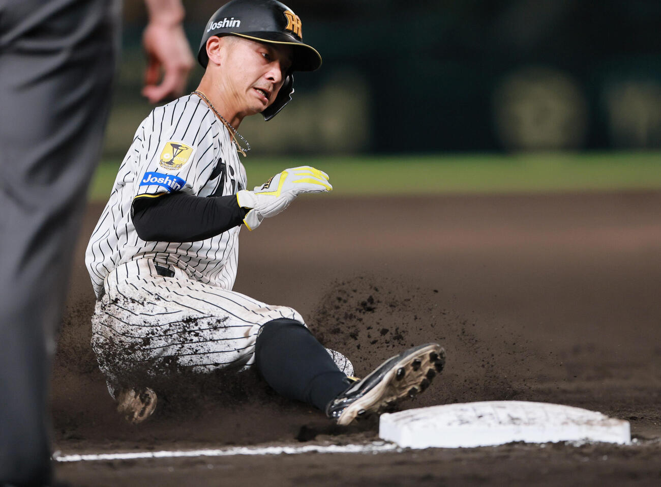 阪神対中日　7回裏阪神1死一塁、代打前川右京の安打で三塁に向かう一走熊谷敬宥（撮影・上山淳一）