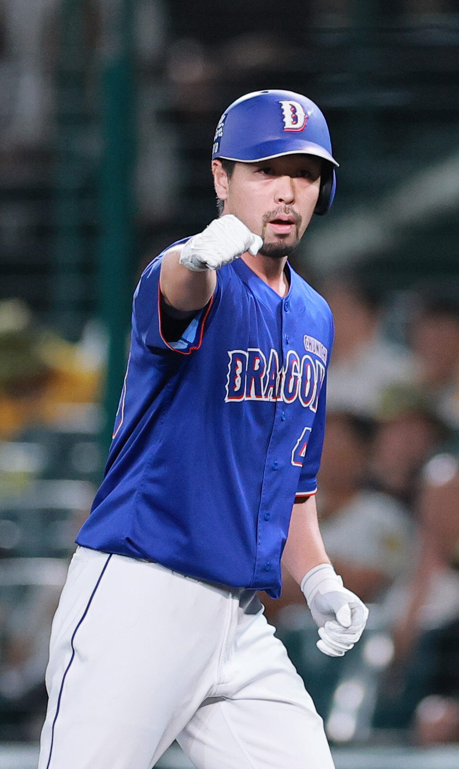 阪神対中日　11回表中日2死一、三塁、代打阿部寿樹は適時打を放ちベンチに向かってポーズする（撮影・上山淳一）