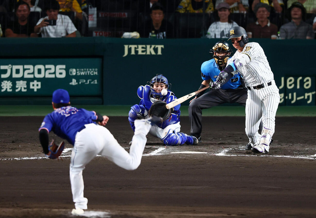 阪神対中日　6回裏阪神1死一塁、森下翔太は中前打を放つ。投手柳裕也（撮影・加藤哉）