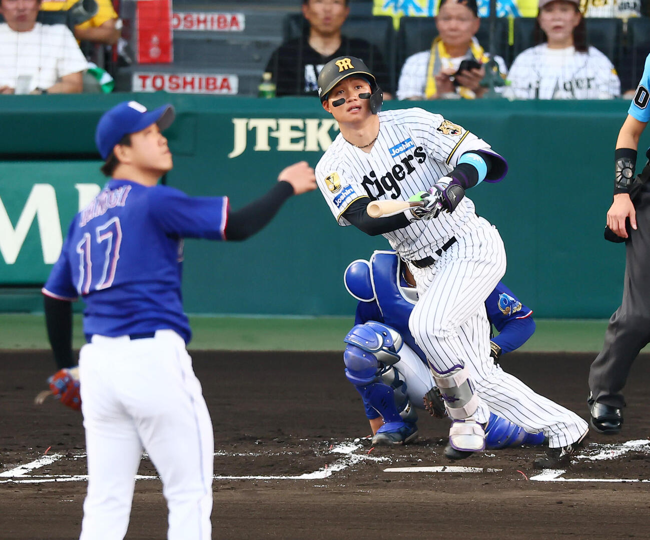 阪神対中日　1回裏阪神2死、森下翔太は先制本塁打を放つ。投手柳裕也（撮影・加藤哉）