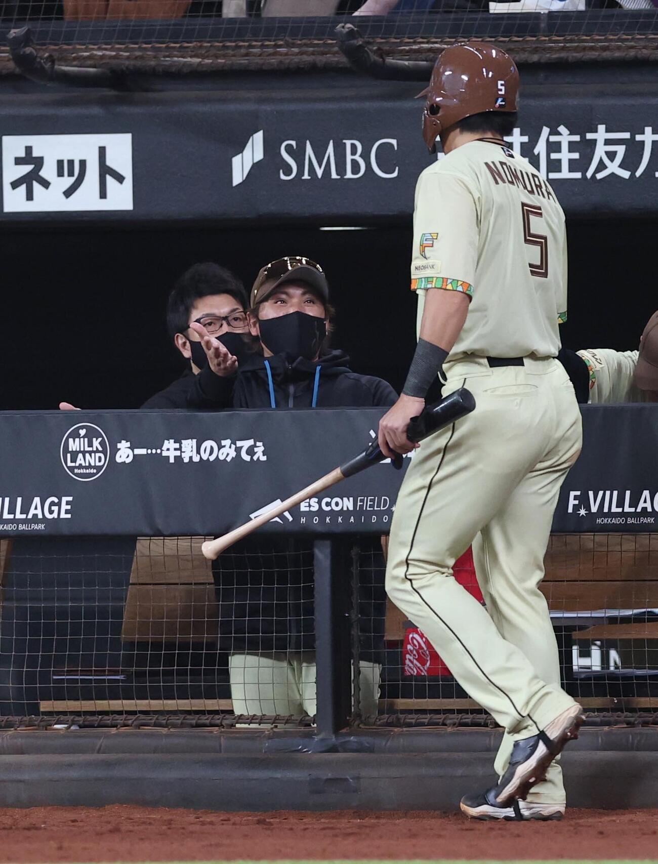 日本ハム対オリックス　3回裏、生還した野村佑希を出迎える新庄剛志監督（撮影・黒川智章）